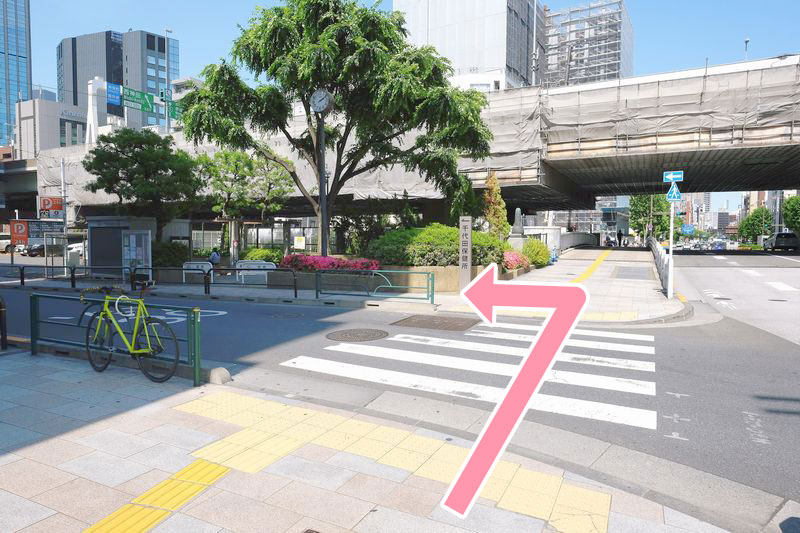 3. 横断歩道を渡り、すぐに左折してください。
